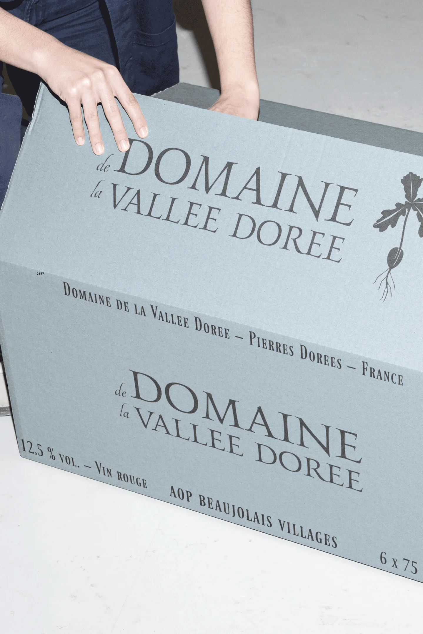 Caisse de vin Domaine de la Vallée Dorée, Beaujolais Villages. La caisse indique "12,5% VOL. - VIN ROUGE" et "6 x 75".
