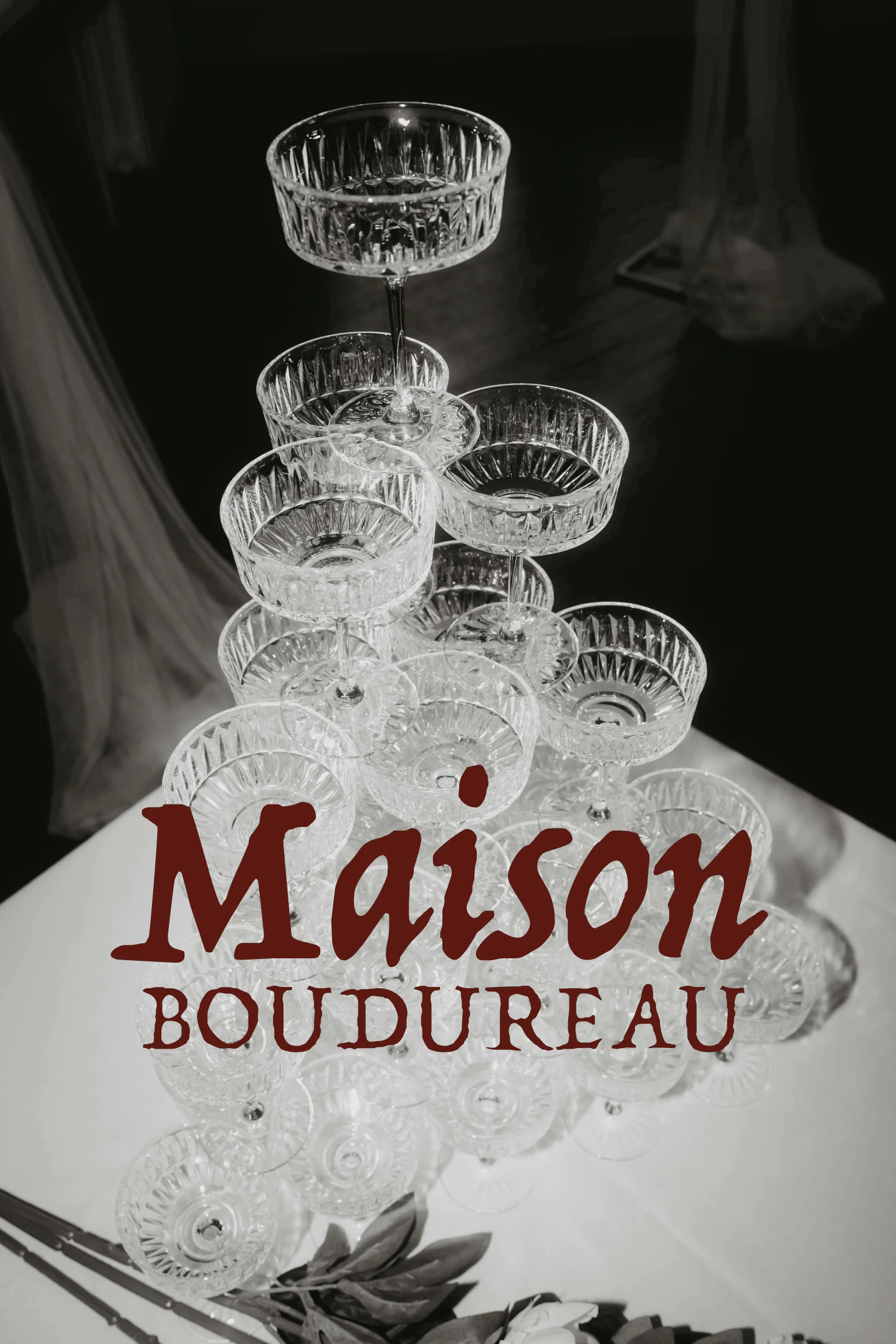 Une pyramide de coupes à champagne en cristal, avec le texte 'Maison BOUDUREAU' superposé.