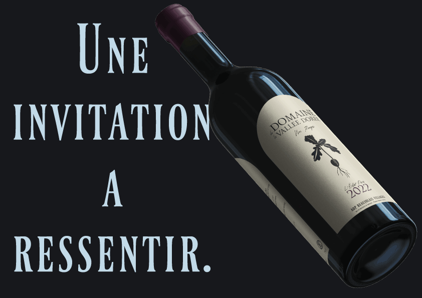 Bouteille de vin rouge avec étiquette 'Domaine Vallée Dorée Vin Rouge 2022' sur fond sombre, surlignée par le texte 'Une invitation à ressentir'.