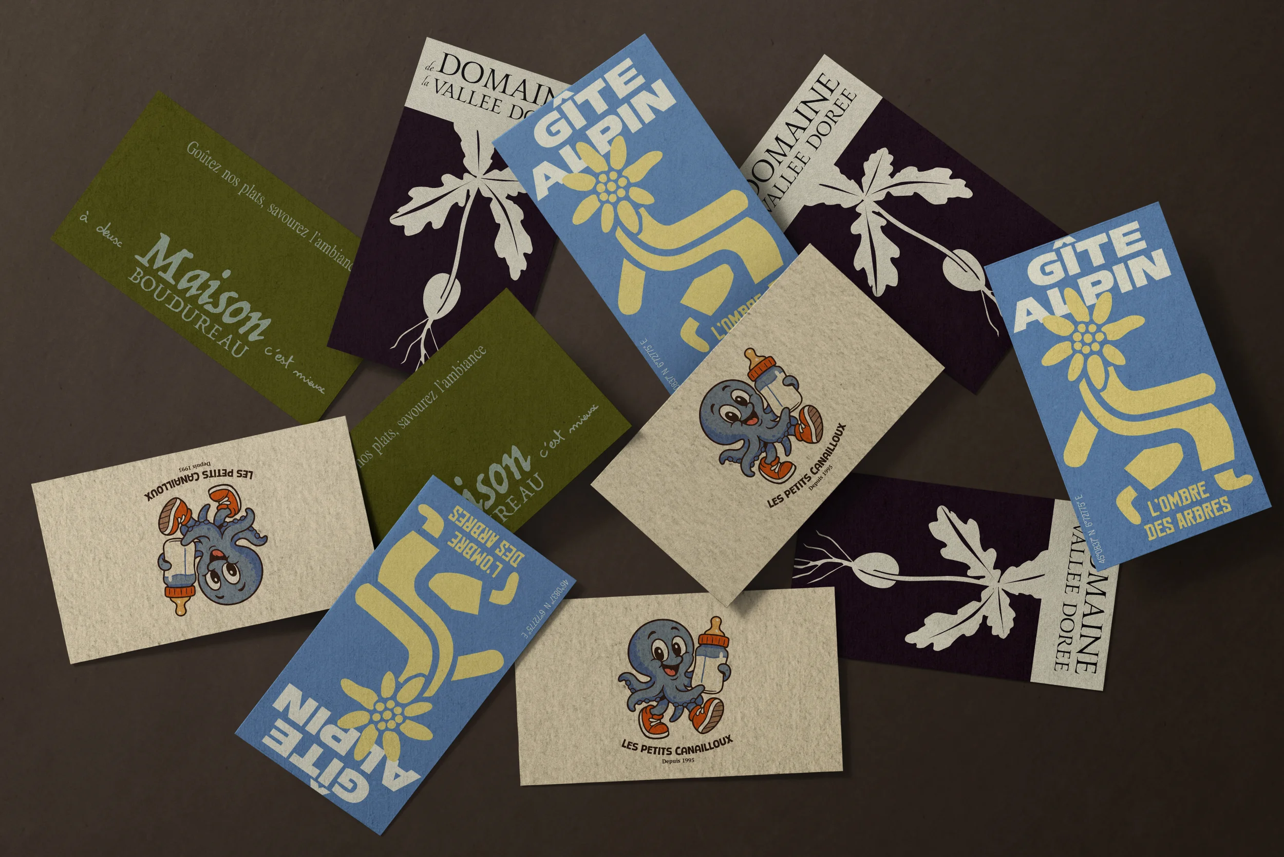 Ensemble de cartes de visite disposées en désordre. On y distingue des logos, des illustrations d'animaux et des noms d'entreprises.